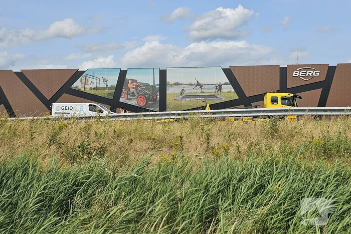 Bestelbus botst achterop personenauto