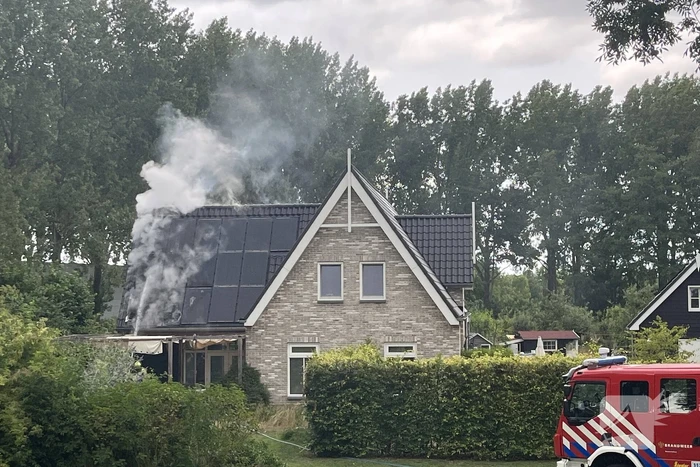 Flinke rookontwikkeling bij brand in zonnepanelen op dak van woning