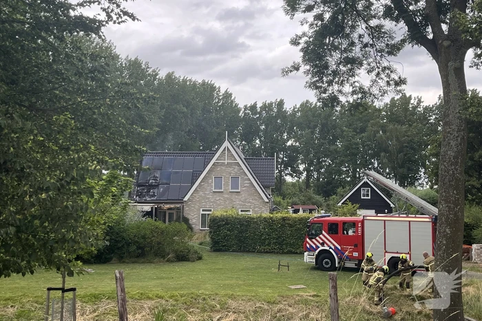 Flinke rookontwikkeling bij brand in zonnepanelen op dak van woning