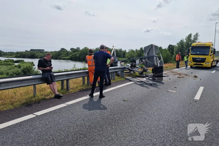 Auto met hoogwerker botst op vangrail