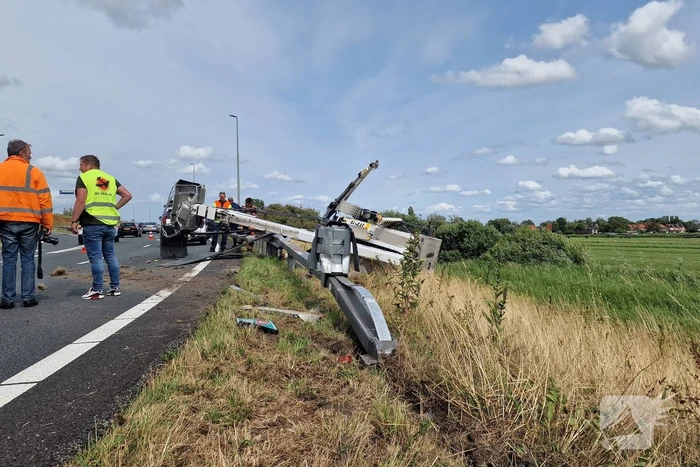 Auto met hoogwerker botst op vangrail