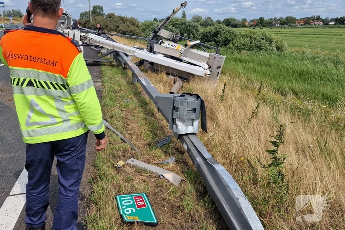 Auto met hoogwerker botst op vangrail