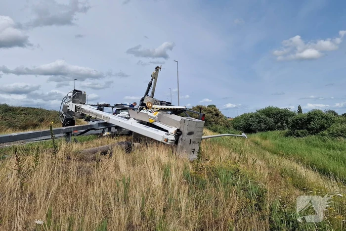 Auto met hoogwerker botst op vangrail