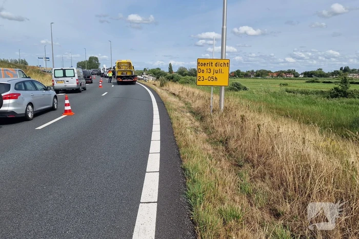 Auto met hoogwerker botst op vangrail
