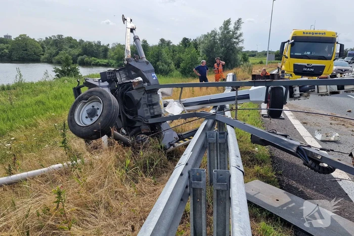 Auto met hoogwerker botst op vangrail