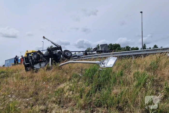 Auto met hoogwerker botst op vangrail