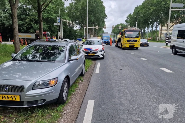 Vier auto's botsen op elkaar