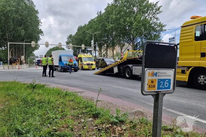 Vier auto's botsen op elkaar