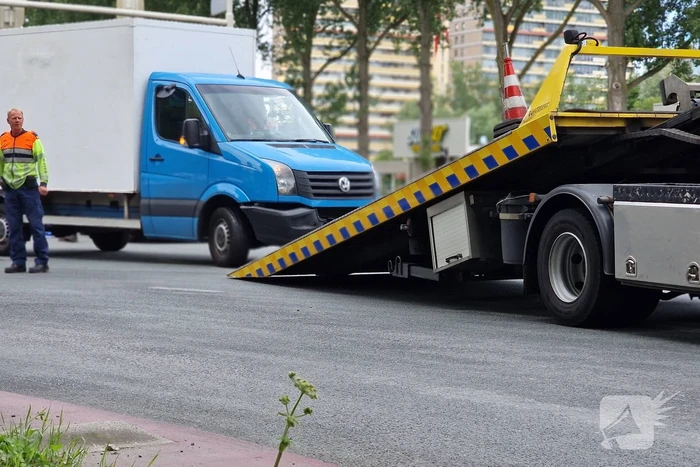 Vier auto's botsen op elkaar