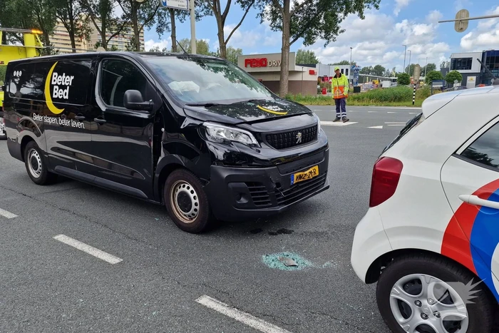 Vier auto's botsen op elkaar