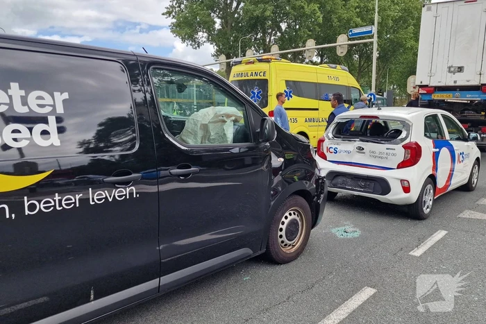 Vier auto's botsen op elkaar