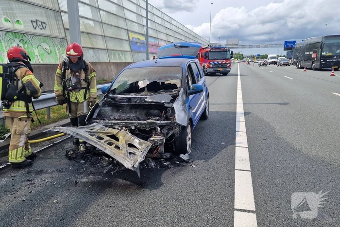 Auto vliegt in brand op snelweg