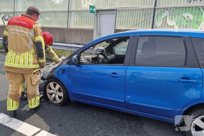 Auto vliegt in brand op snelweg