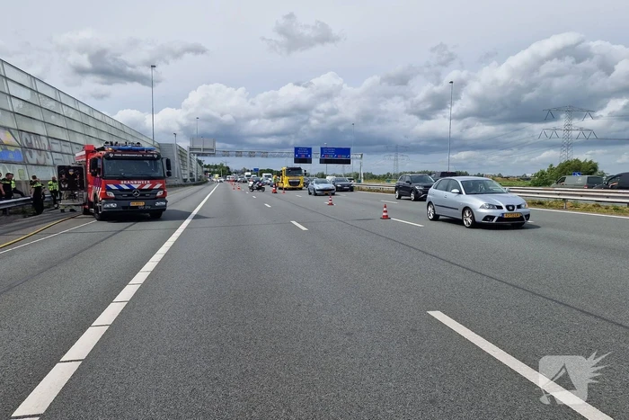 Auto vliegt in brand op snelweg