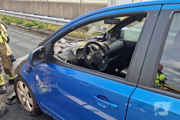 Auto vliegt in brand op snelweg