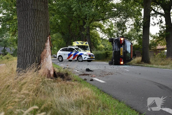 Auto crasht tegen boom, bestuurder gewond