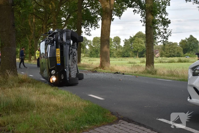Auto crasht tegen boom, bestuurder gewond