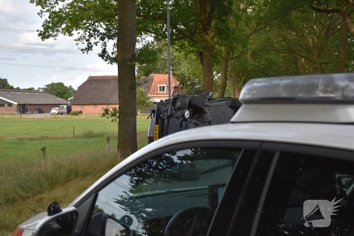 Auto crasht tegen boom, bestuurder gewond