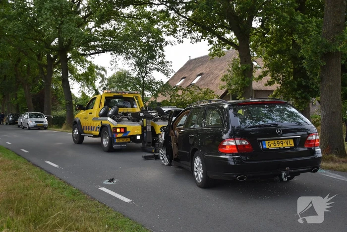Auto crasht tegen boom, bestuurder gewond