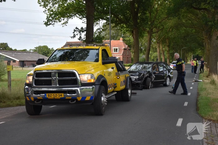 Auto crasht tegen boom, bestuurder gewond