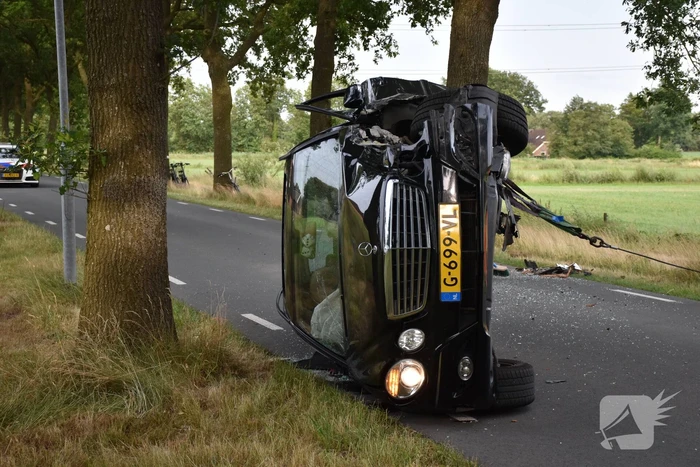 Auto crasht tegen boom, bestuurder gewond
