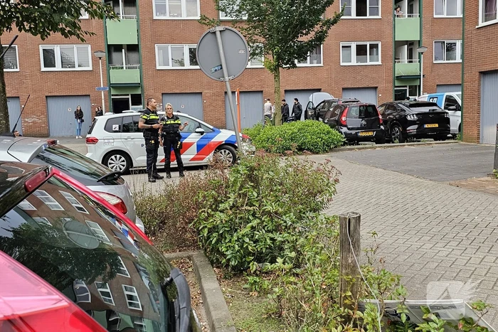 Agenten met zware vesten doen inval in flatwoning