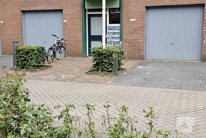 Agenten met zware vesten doen inval in flatwoning