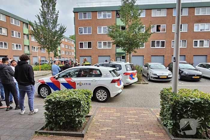 Agenten met zware vesten doen inval in flatwoning