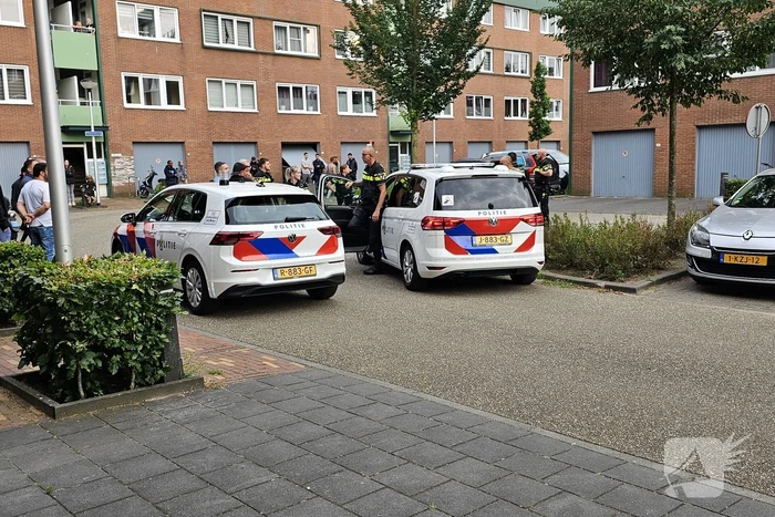 Agenten met zware vesten doen inval in flatwoning