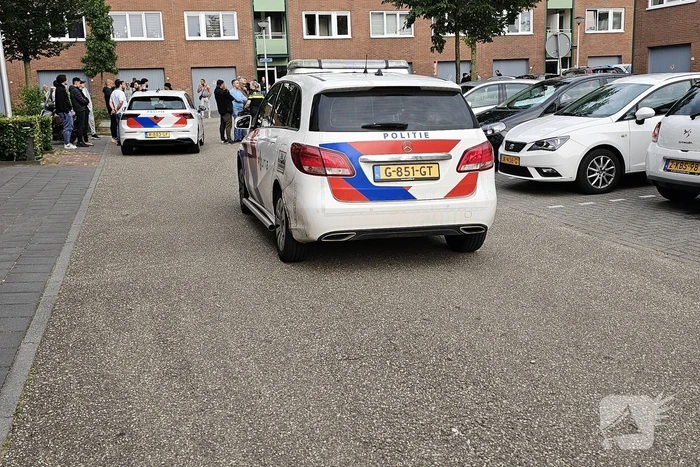 Agenten met zware vesten doen inval in flatwoning