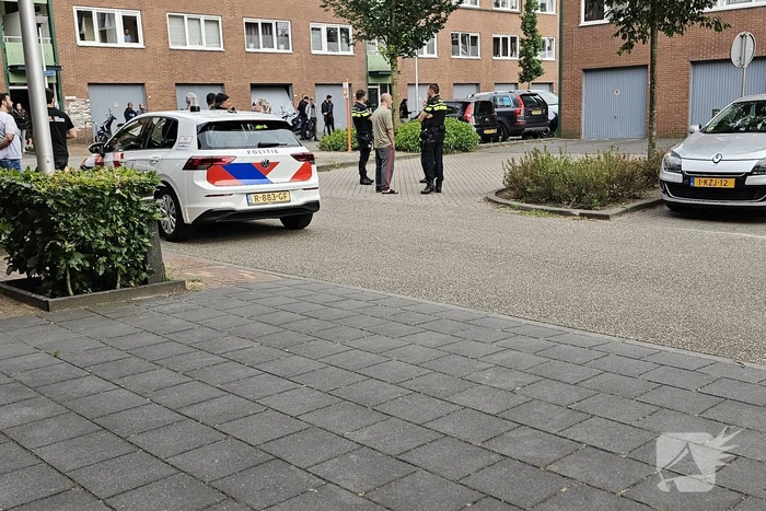 Agenten met zware vesten doen inval in flatwoning