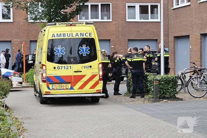 Agenten met zware vesten doen inval in flatwoning