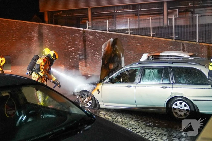 Autobrand op de parkeerplaats Lidl