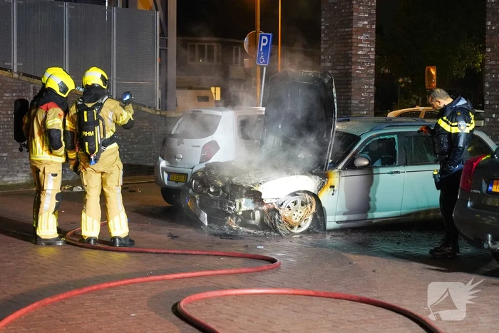 Autobrand op de parkeerplaats Lidl