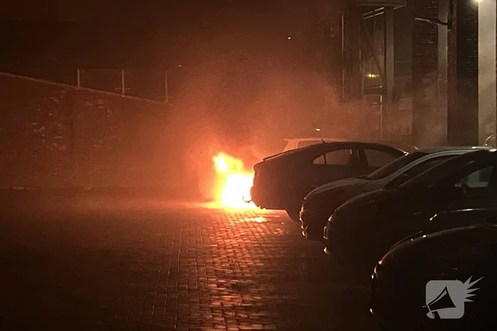 Autobrand op de parkeerplaats Lidl