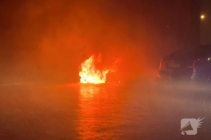 Autobrand op de parkeerplaats Lidl