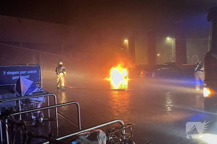 Autobrand op de parkeerplaats Lidl
