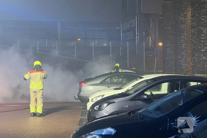 Autobrand op de parkeerplaats Lidl