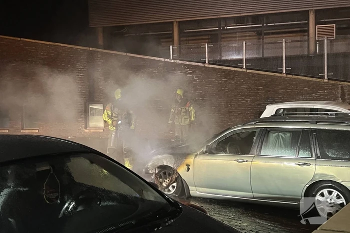 Autobrand op de parkeerplaats Lidl