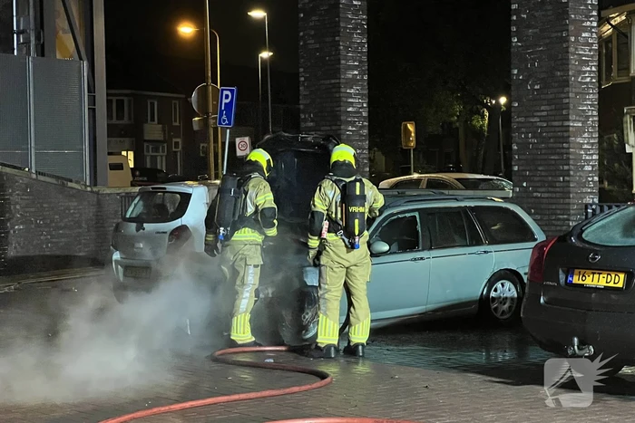 Autobrand op de parkeerplaats Lidl