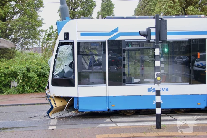 Tram ontspoort en knal op paal bij aanrijding met bestelbus