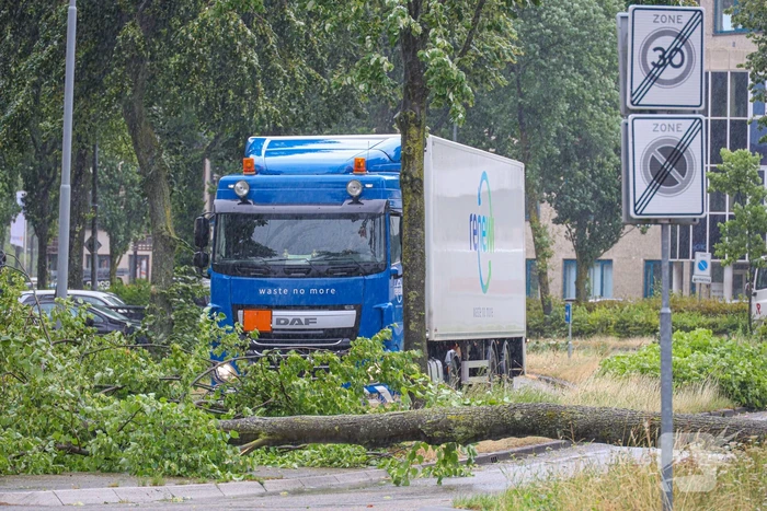 Zomerstorm Poly zorgt voor overlast op wegdek