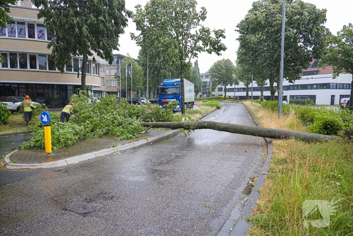 Zomerstorm Poly zorgt voor overlast op wegdek