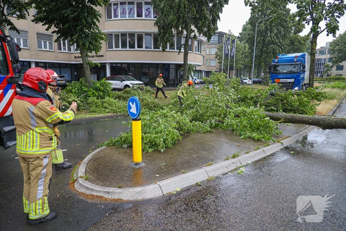 Zomerstorm Poly zorgt voor overlast op wegdek
