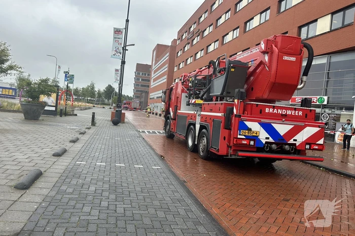Plaat van gebouw naar beneden gevallen