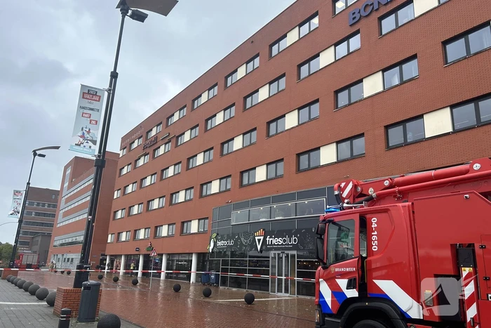 Plaat van gebouw naar beneden gevallen
