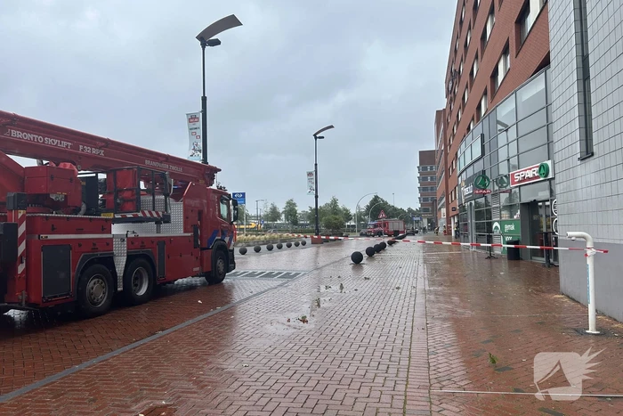 Plaat van gebouw naar beneden gevallen
