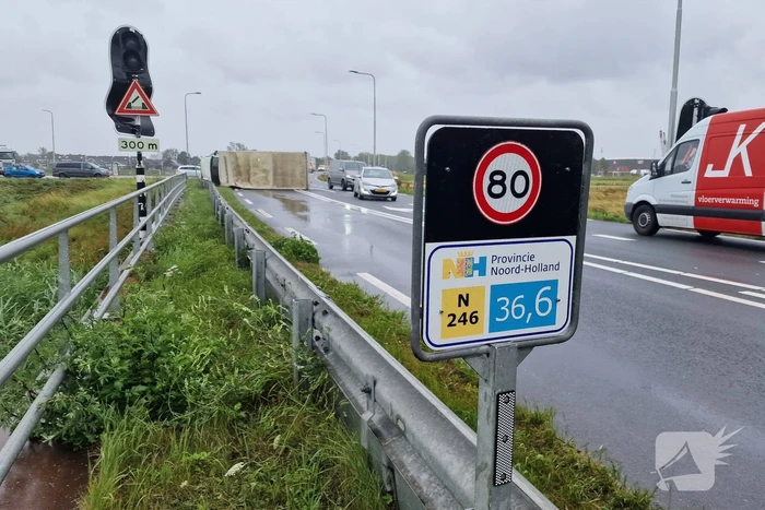 Verhuiswagen kantelt door zomerstorm Poly