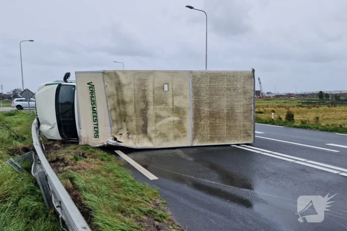 Verhuiswagen kantelt door zomerstorm Poly