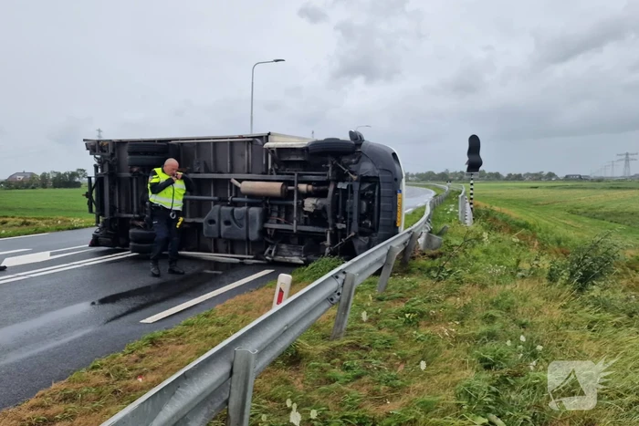 Verhuiswagen kantelt door zomerstorm Poly